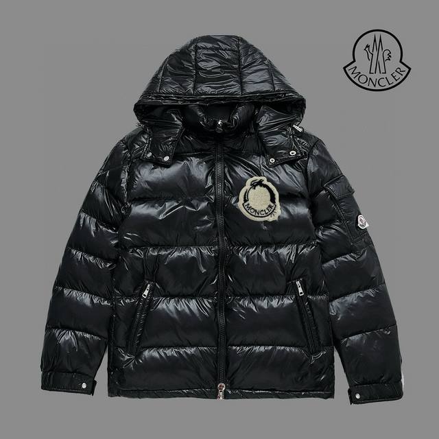 Moncler 蒙口玛雅羽绒服：颜色 米白，黑色 尺码：M. L. Xl. Xxl.3Xl 羽绒：采用新欧标90纯白鹅绒填充，蓬松度高，回弹性好，不跑绒，透绒，