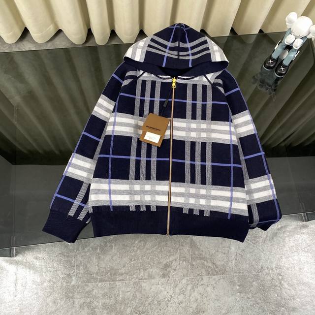 复刻版本 Burberry 巴宝莉经典格纹双面穿羊毛背后战马提花开衫毛衣外套 轻奢主义 男女日常通勤穿搭必备单品 正确版本 欢迎对比 详细特征 采用50% 羊毛