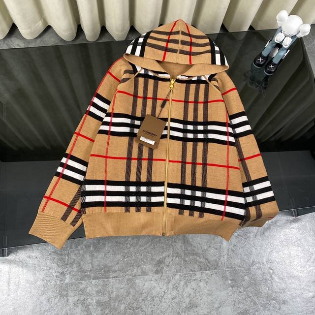 复刻版本 Burberry 巴宝莉经典格纹双面穿羊毛背后战马提花开衫毛衣外套 轻奢主义 男女日常通勤穿搭必备单品 正确版本 欢迎对比 详细特征 采用50% 羊毛