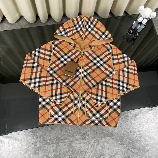 复刻版本 Burberry 巴宝莉经典格纹双面穿羊毛提花开衫毛衣外套 轻奢主义 男女日常通勤穿搭必备单品 正确版本 欢迎对比 详细特征 采用50% 羊毛含量纱线