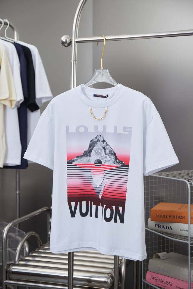 D 路易威登 Louis Vuitton Lv 25Ss早春ski滑雪系列圆领新款 火山条纹四叶草印花铁链短袖 轻奢主义 男女日常通勤穿搭必备单品 正确版本 欢