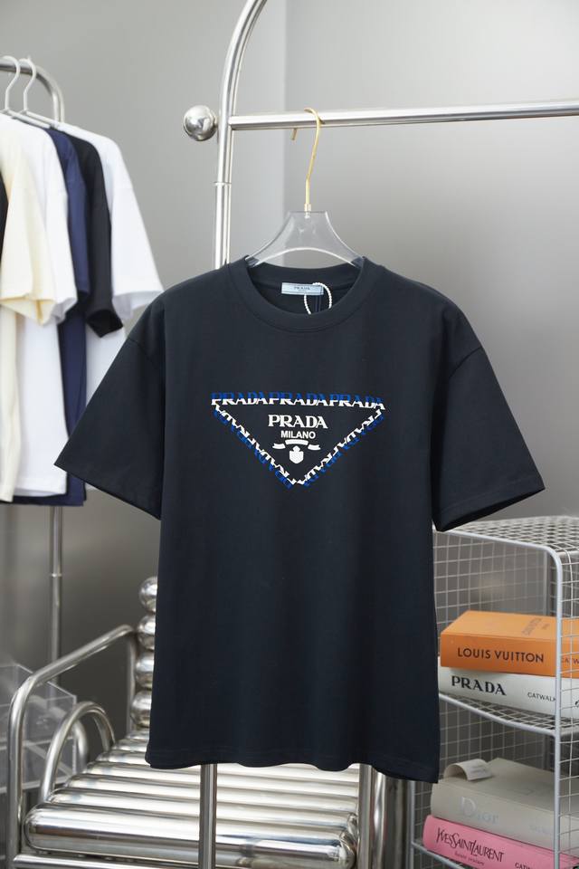 D 普拉达 Prada 25Ss早春新款 经典字母印花短袖 轻奢主义 男女日常通勤穿搭必备单品 正确版本 欢迎对比 详细特征 280克100% 纯棉双纱汗布面料