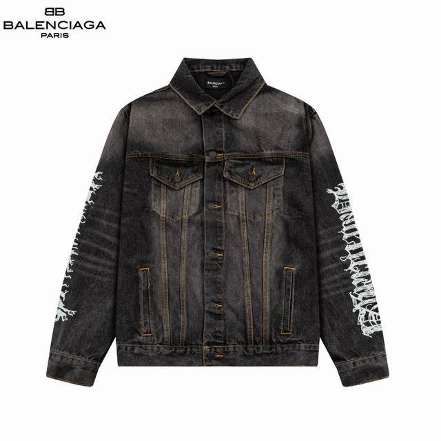 D Balenciaga 巴黎世家 做旧涂鸦梵文字母印花水洗牛仔外套夹克 精工水洗的牛仔面料，后背经典字母印花装饰，蓝白的撞色，更加了视觉冲击感宽松的os版型，