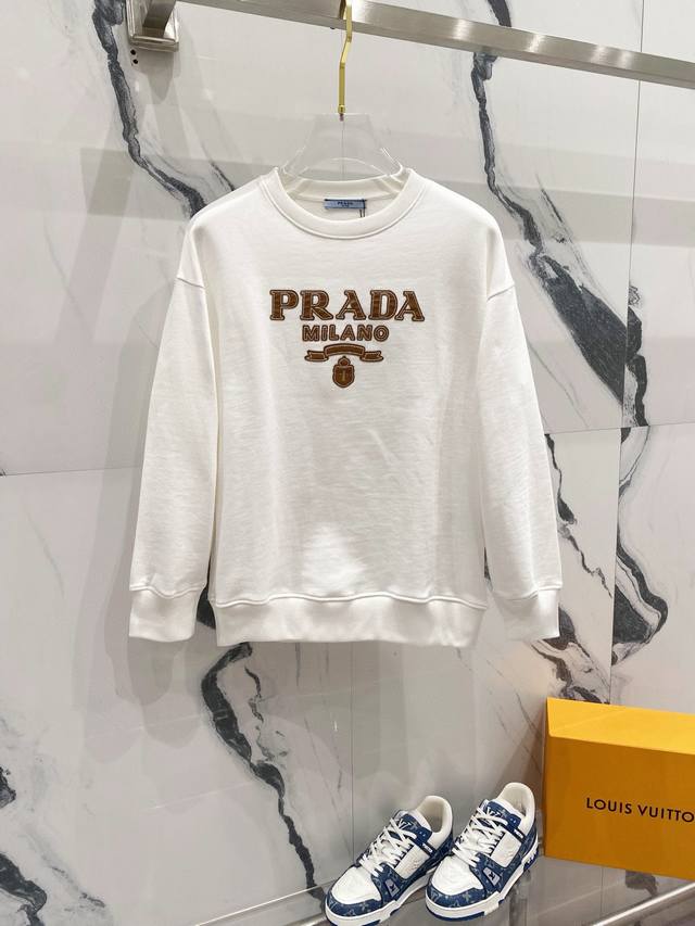 现货 Prada 普拉达 2024秋季圆领新款卫衣 经典定制贴皮字母logo 原版面料 官方同款 400克 同缸染面料 手感非常舒服 超级百搭好看 个性复古气质