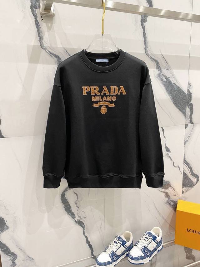 现货 Prada 普拉达 2024秋季圆领新款卫衣 经典定制贴皮字母logo 原版面料 官方同款 400克 同缸染面料 手感非常舒服 超级百搭好看 个性复古气质