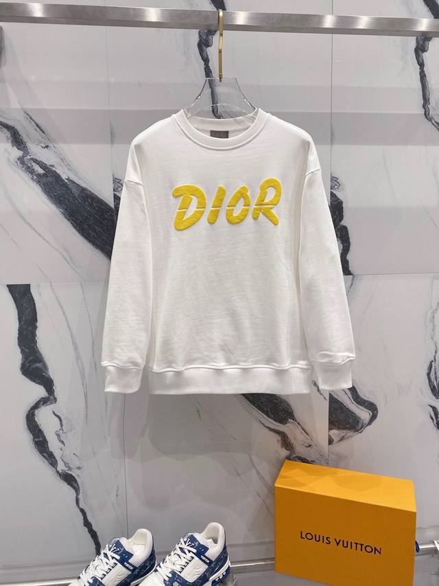 现货 Dior 迪奥 2024秋季圆领新款卫衣 黄色发泡字母logo印花标识 原版面料 官方同款 400克 同缸染面料 手感非常舒服 超级百搭好看 个性复古气质