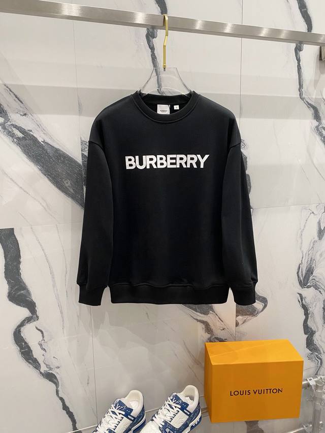 现货 Burberry 巴宝莉2024秋季圆领新款卫衣 经典硅胶字母微标logo标识 原版面料 官方同款 400克 同缸染面料 手感非常舒服 超级百搭好看 个性