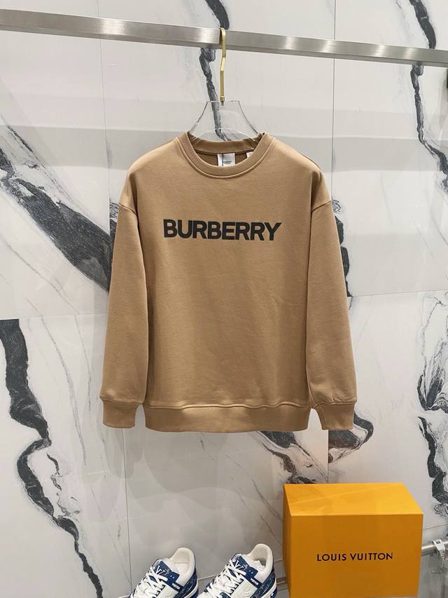 现货 Burberry 巴宝莉2024秋季圆领新款卫衣 经典硅胶字母微标logo标识 原版面料 官方同款 400克 同缸染面料 手感非常舒服 超级百搭好看 个性