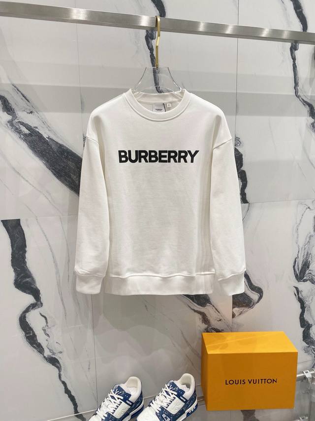 现货 Burberry 巴宝莉2024秋季圆领新款卫衣 经典硅胶字母微标logo标识 原版面料 官方同款 400克 同缸染面料 手感非常舒服 超级百搭好看 个性