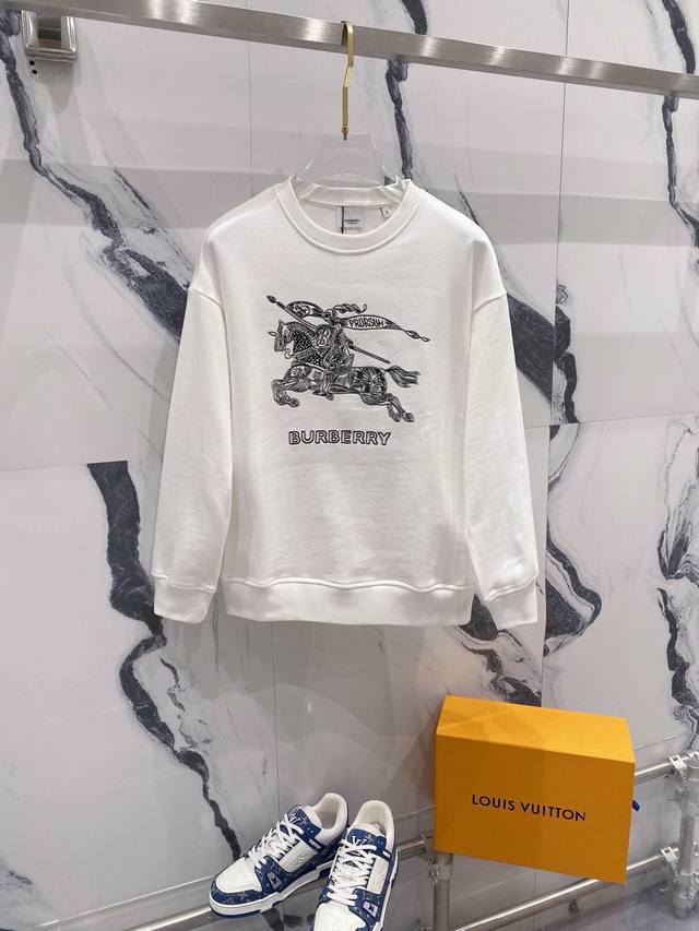 Burberry 巴宝莉2024秋季圆领新款卫衣 经典战马字母刺绣logo标识 原版面料 官方同款 400克 同缸染面料 手感非常舒服 超级百搭好看 个性复古气