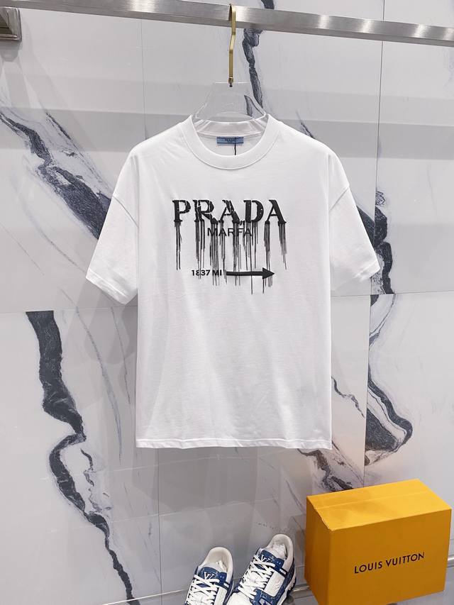 Prada 普拉达 260克圆领短袖t恤 限定发泡字母logo箭头印花标识 官方同步 高版本 高品质 时尚个性 百搭潮流 纯原品质 原版面料 吊牌 领标 水洗麦