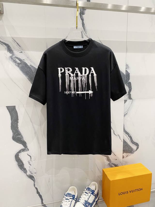 Prada 普拉达 260克圆领短袖t恤 限定发泡字母logo箭头印花标识 官方同步 高版本 高品质 时尚个性 百搭潮流 纯原品质 原版面料 吊牌 领标 水洗麦