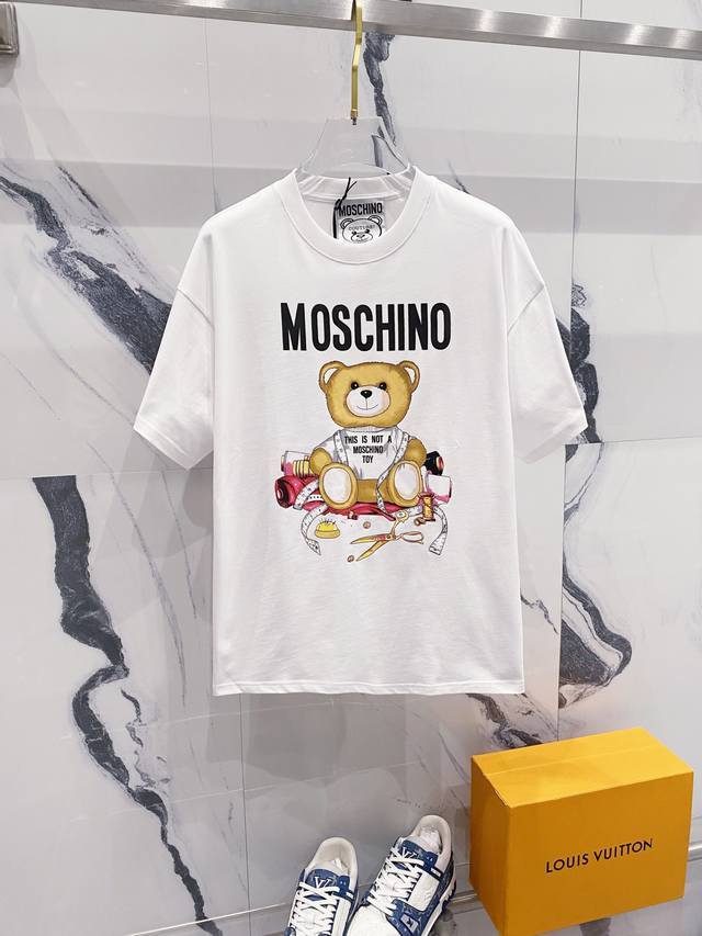 Moschino 莫斯奇诺 260克圆领短袖t恤 经典品牌小熊字母logo印花标识 官方同步 高版本 高品质 时尚个性 百搭潮流 纯原品质 原版面料 吊牌 领标