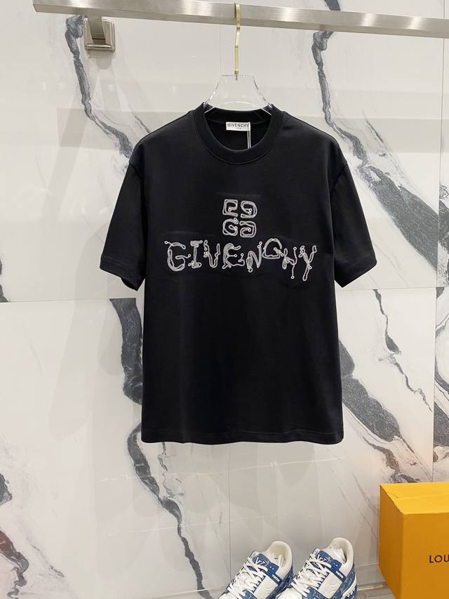 Givenchy Gvc纪梵希 320克圆领短袖t恤 创意扭曲字母logo刺绣工艺标识 官方同步 1:1原版开模 时尚个性 百搭潮流 纯原品质 原版洗水面料 吊