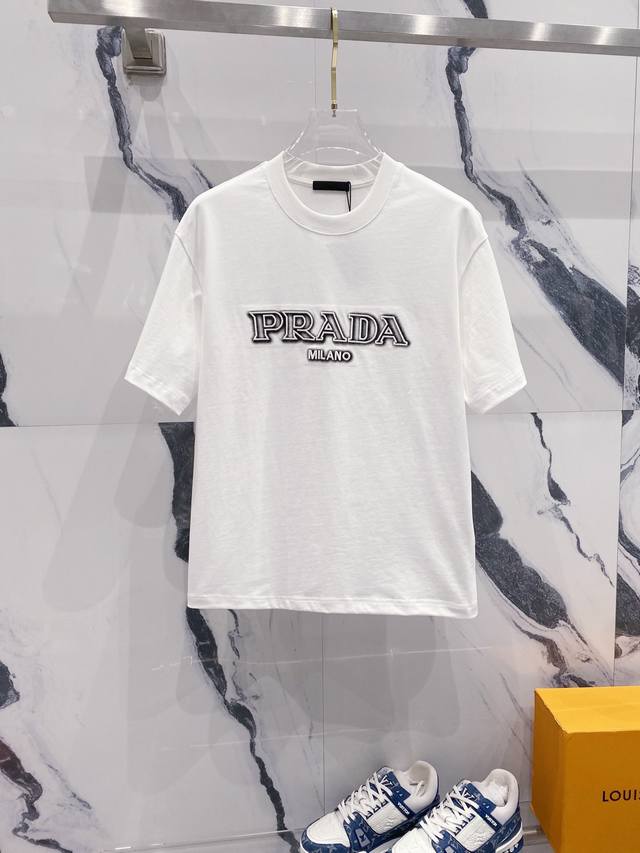 Prada 普拉达 320克圆领短袖t恤 立体刺绣+喷印字母logo标识 官方同步 1:1原版开模 时尚个性 百搭潮流 纯原品质 原版洗水面料 吊牌 领标 水洗