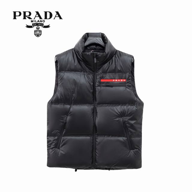 原版 款号： 上新 Prada丨普拉达 24Fw 红条标识字母羽绒服马甲- Prada 爆款羽绒马甲，以独特设计彰显非凡魅力。其廓形饱满，选用 Prada Li