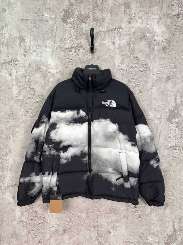 款号：2183-顶级版本 北面the North Face 扎染印花logo1992系列 30周年特别款拉链连帽800蓬羽绒服 羽绒：采用了800蓬的鹅绒填充，