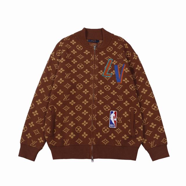 款号：4144 2024Ss爆款louis Vuitton 路易威登xnba联名款fw21 Logo 满印针织罗纹束腰夹克 非常简洁大方 不挑人 真的特别棒 随