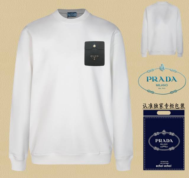 爆款上架配送独家包装 Prada~普拉达 时尚圆领卫衣 随意搭配各种都是妥妥的帅气衣服整体用双坎肩做法，双坎肩做法使整件衣服更加有立体感觉， 不是一般工厂能做到