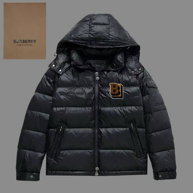 Burberry羽绒服：颜色 黑色 尺码：M. L. Xl. Xxl.3Xl 羽绒：采用新欧标80纯白鹅绒填充，蓬松度高，回弹性好，不跑绒，透绒，提供了很高的保