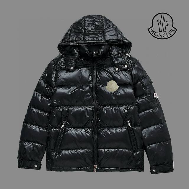 Moncler 蒙口玛雅羽绒服：颜色 米白，黑色 尺码：M. L. Xl. Xxl.3Xl 羽绒：采用新欧标90纯白鹅绒填充，蓬松度高，回弹性好，不跑绒，透绒，