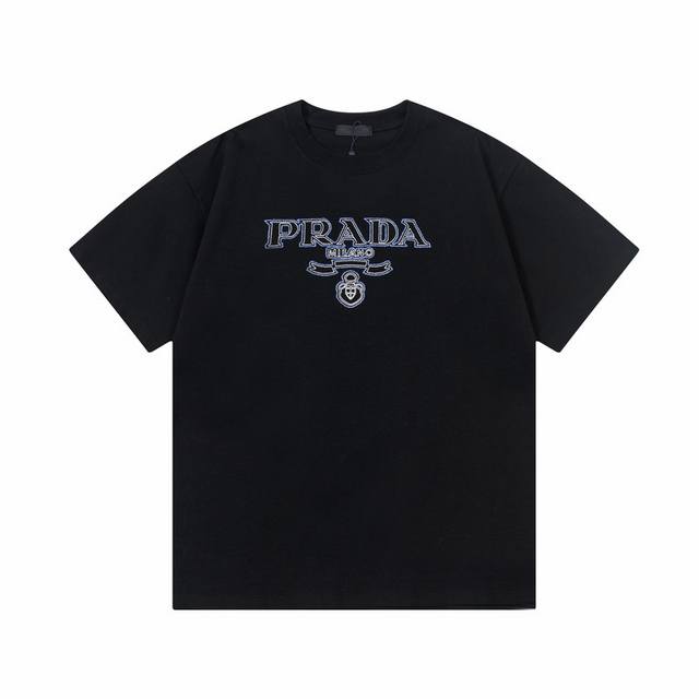 Prada 普拉达 标识字母刺绣圆领短袖t恤 百搭潮流 男女同款 吊牌 领标 水洗唛 三标齐全 定织定染280克精梳棉面料 尺码：S-Xxl 颜色：黑色，白色