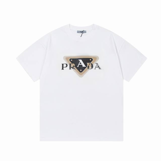 Prada 普拉达 字母三角标涂鸦印花 升级，灵感源自八十年代复古 原版面料 官方同款 短袖t恤 定制 310克 同缸染面料 手感非常舒服 春夏最新砖柜同步 时