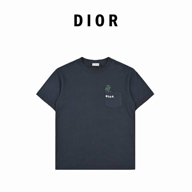 Dior 迪奥 24Ss 口袋小恐龙刺绣短袖 棉质竹节平纹针织面料主要由纯棉纱线制成，组织结构通常采用平纹组织，纱线采用细支纱线，这种纱线较细，具有较高的捻度，