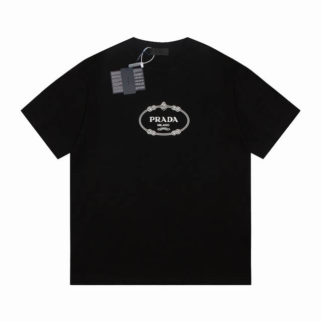 Prada 普拉达 24Ss 泼墨字母短袖 超精细平网印花工艺，采用细致纱网材质做网板，定染纯棉面料，更加体现图案逼真立体感，面料采用纯棉精梳棉面料，上身效果宽