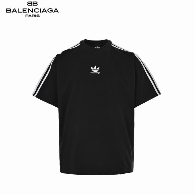 Balenciaga 巴黎世家&三叶草 三杠落肩短袖 采用32支双纱 260克重面料 进口针织针梳棉进行制作，厚度适中，有垂感又有轮廓型，上身就是一个舒适！！对