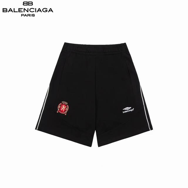 Balenciaga 巴黎世家 曼联徽标刺绣短裤 采用订色订染毛圈纯棉卫衣面，420G双股双纱，手感舒适 进口针织针梳棉进行制作，厚度适中，有垂感又有轮廓型，上