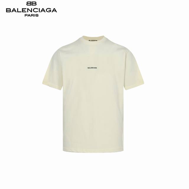 Balenciaga 巴黎世家 前后刺绣短袖-米白 采用32支双纱 260克重面料 进口针织针梳棉进行制作，厚度适中，有垂感又有轮廓型，上身就是一个舒适！！对微