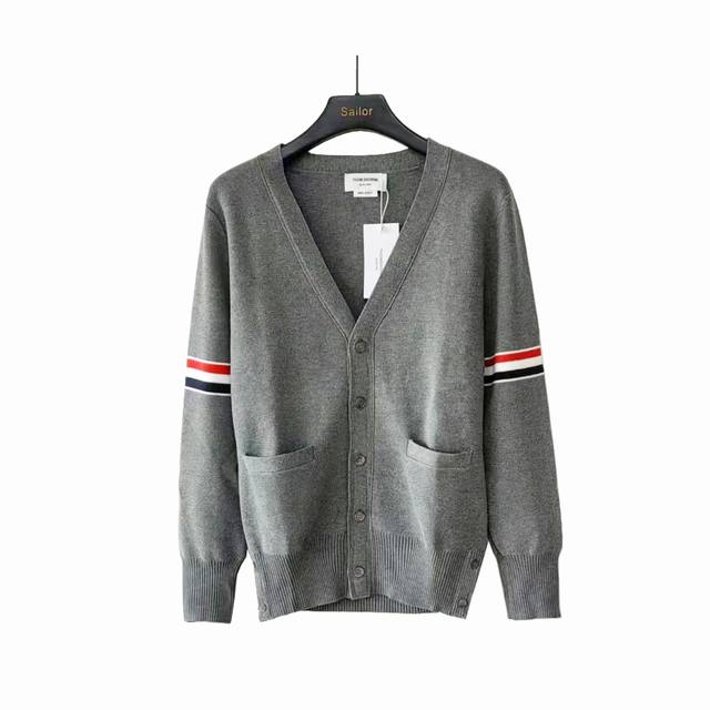 实拍细节图+尺码表 Thom Browne 汤姆布朗 .Tb经典双袖标加厚毛衣五扣开衫 Tb经典双袖标加厚开衫羊毛混纺毛衣 料子采用羊毛混纺 料子柔软舒适 生产