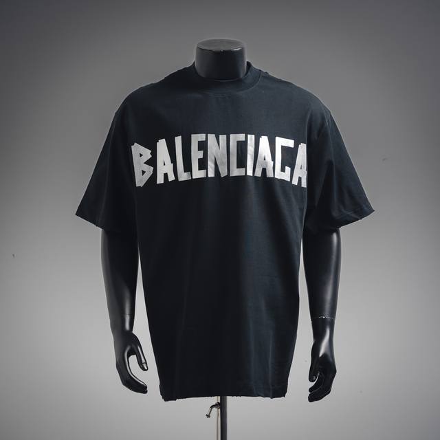 Balenciaga 巴黎世家 24Ss 美纹纸字母新款胶带短袖T恤 今年最火爆的短袖没有之一 前后全部采用了全新的工艺区分市场丝网印 ，真正的还原了原版的多处