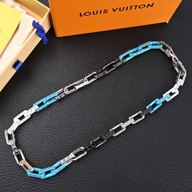 Louis Vuitton Lv Monogram Chain 大理石花纹竹节项链M01293 官网在售价 P8,200Rmb，本款 Monogram Chai