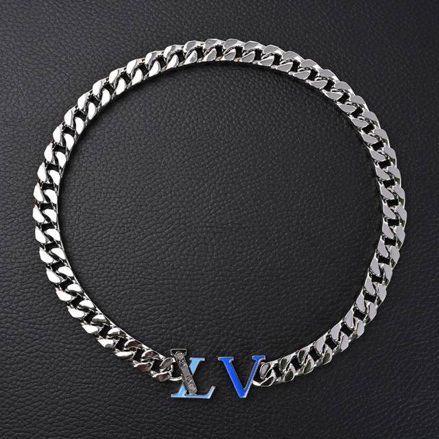 Louis Vuitton路易威登Lv Chain 银色徽标项链M00907 官网在售价 P7,450Rmb，本款 Lv Chain 项链将粗犷链环首尾相连，通