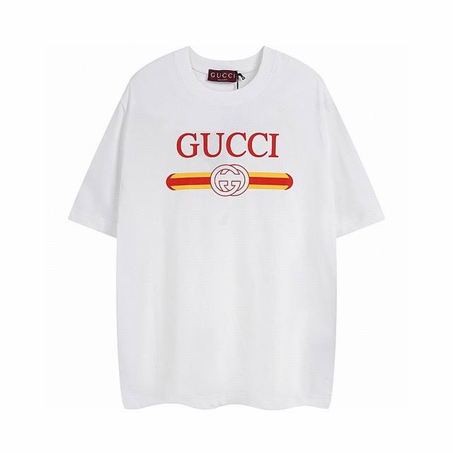 Gucci 橙条空G印花短袖 采用24S特纺紧密棉面料，克重280G。正面饰以Gu织带印花，采用渗透印花结合荧光防迁移工艺制作，是一种复杂的印花技术。印花色浆中