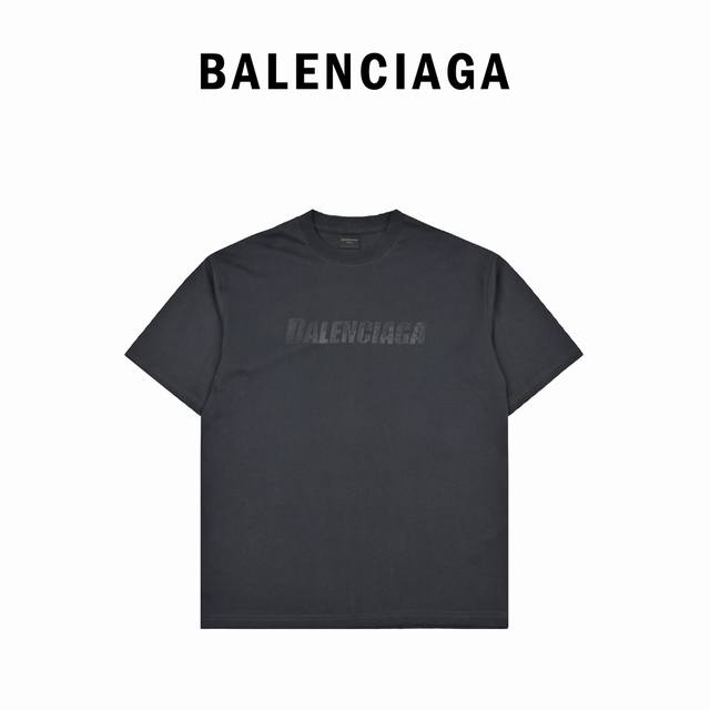 Balenciaga巴黎世家 23Ss 直裂纹黑印花短袖 原3,699购入，面料延用32S230G双纱面料，定织定染蓝光黑灰色同步Zp无色差，撞色字母印花工艺特