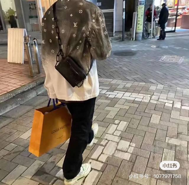 新款上新 顶级复刻 Louis Vuitton2 Lv路易威登星空渐变牛仔衬衫拼色外套 男女同款 原版购入，面料经过定制正品同样硬度牛仔面料再拿去印花，五金定制