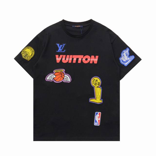 顶级复刻版本] 品名: Louis Vuitton 路易威登 新Lv Nba联名勋章刺绣大印花圆领短袖T恤 颜色：黑色 白色 尺码：Xs-L 面料: 280克重