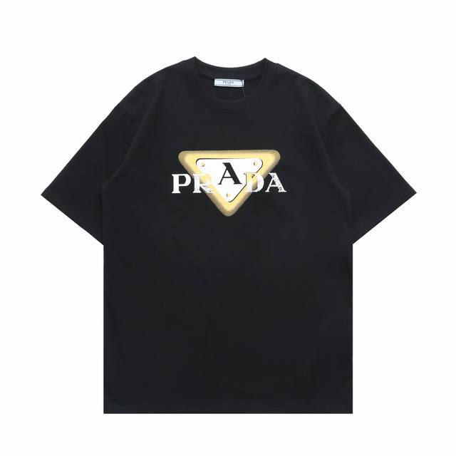 顶级复刻版本] 品名: Prada 普拉达 新款三角倒印字母Logo休闲圆领短袖T恤 款号：303 尺码：S-Xl 颜色：黑色 白色 面料: 原版280克重磅双