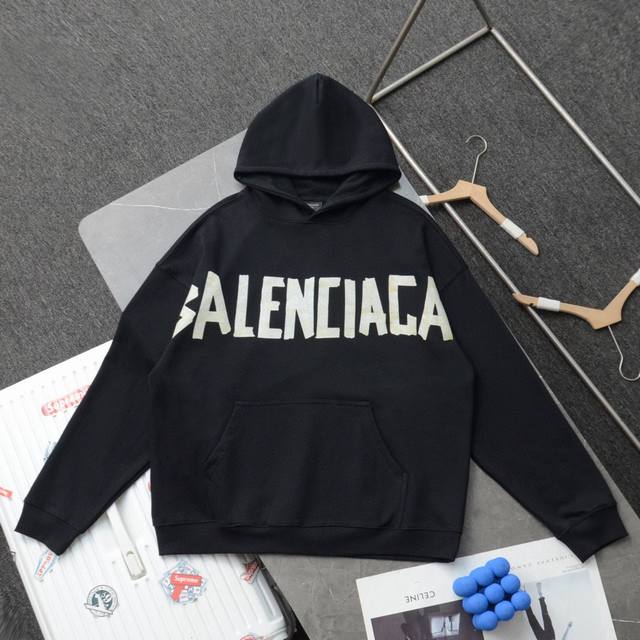 上新 顶级复刻 高端定制 Balenciaga 巴黎世家 新款黄色胶带印花Logo连帽卫衣帽衫 款号：62356 颜色：黑色 购入原版开模打造，全套定制辅料，细