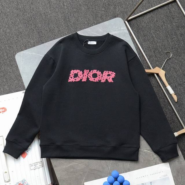 上新 顶级复刻 高端定制 Dior 迪奥 新款胸口刺绣字母Logo休闲连帽卫衣 款号：W24046 颜色：黑色 白色 购入原版开模打造，全套定制辅料，细节决定成