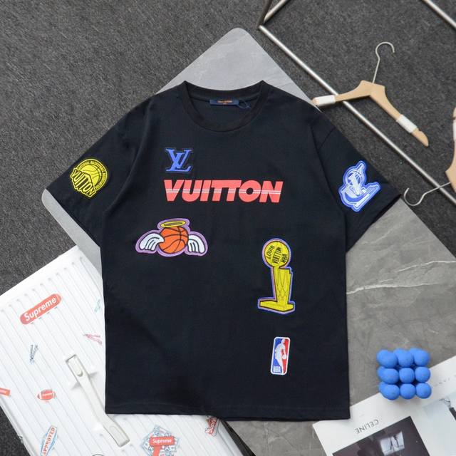 上新 顶级复刻 高端定制 Louis Vuitton 路易威登Lv 重工款联名Nba勋章印花大刺绣圆领短袖T恤 款号：000042 颜色：黑色 白色 购入原版开