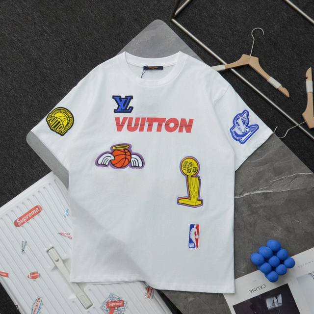 上新 顶级复刻 高端定制 Louis Vuitton 路易威登Lv 重工款联名Nba勋章印花大刺绣圆领短袖T恤 款号：000042 颜色：黑色 白色 购入原版开