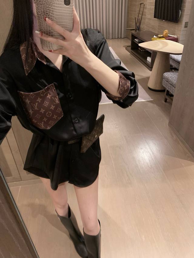 Louis Vuitton Lv 驴家字母四叶草印花翻领长袖缎面衬衣连衣裙配老花包包 款号：2567060 8 颜色：黑色 白色 尺码：Sml S码80-95斤