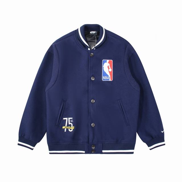 Nike Nba Team 31 Courtside Nba篮球徽标刺绣棒球服 -秋冬最新柜子同款 面料定制700G混纺龙凤呢 纹路特别有质感 柔软度非常不错