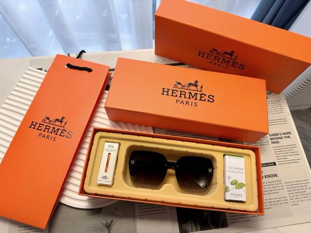 爱马仕眼镜三件套礼盒 Hermes 爱马仕限定礼盒爱马仕太阳镜爱马仕小样口红21#爱马仕尼罗河小样香水 21#爱马仕口红真的是爱马仕家最温柔的一个色号蜜桃乌龙太