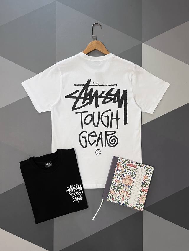 Stussy 斯图西24Ss春夏字母Logo基础款短袖T恤，经典耐看很好穿也很好搭配。 大身是纯棉的面料又有点类似略微磨毛的软糯，贴身穿着肤感特别棒。印花浆料是