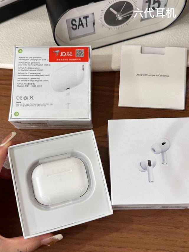 Airpods苹果正品六代蓝牙耳机 今年最值得购买的耳机莫过于Airpodspro六代耳机 今年的升级版 1.降噪功能更强带上去更安静 2.音质更宽更广 3.耳